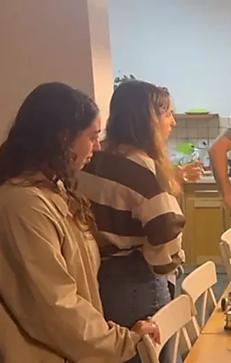 החטופים ששוחררו, המפונים והלוחמים מדליקים נר ראשון