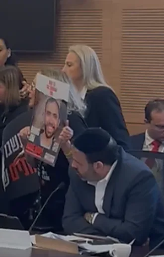"על חמץ פירקתם ממשלה": נציגי משפחות החטופים התפרצו לדיון בכנסת