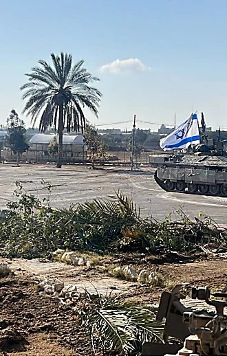 צה"ל השתלט על הצד העזתי של מעבר רפיח, דגל ישראל הונף