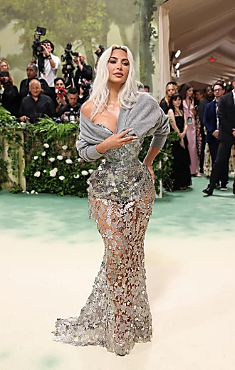 מט גאלה 2024: למה ריהאנה הבריזה וכמה אנשים עזרו לקים עם השמלה?