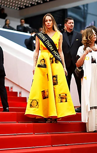 בשמלה צהובה עם תמונות החטופים: זעקת ניצולת הטבח בפסטיבל קאן