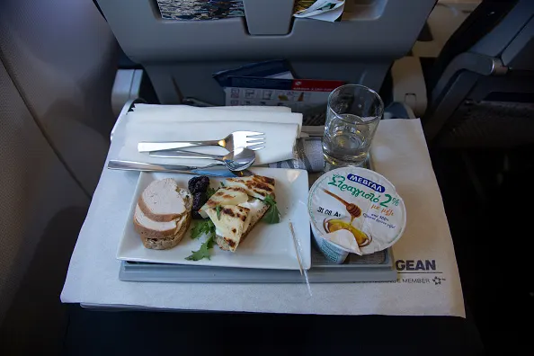מגש אוכל במטוס