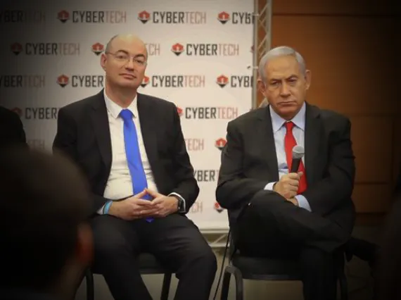 מימין לשמאל: ראש הממשלה בנימין נתניהו וראש מערך הסייבר הלאומי של ישראל יגאל אונא