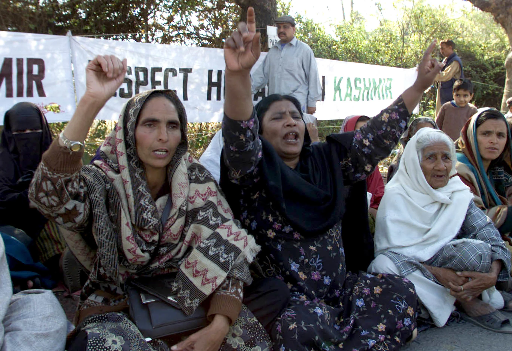 נשים פקיסטניות נגד הפרת זכויות האדם של צבא הודו בחבל קשמיר (2001)