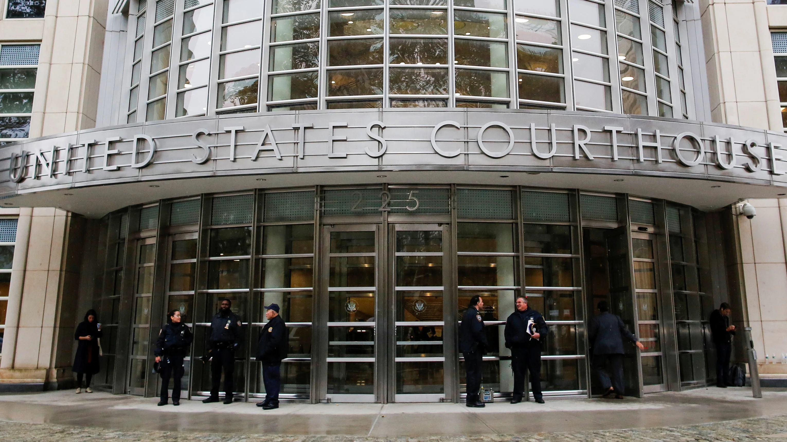 שוטרים מחוץ לאולם בית המשפט הפדרלי שבו נשפט ''אל צ'אפו''