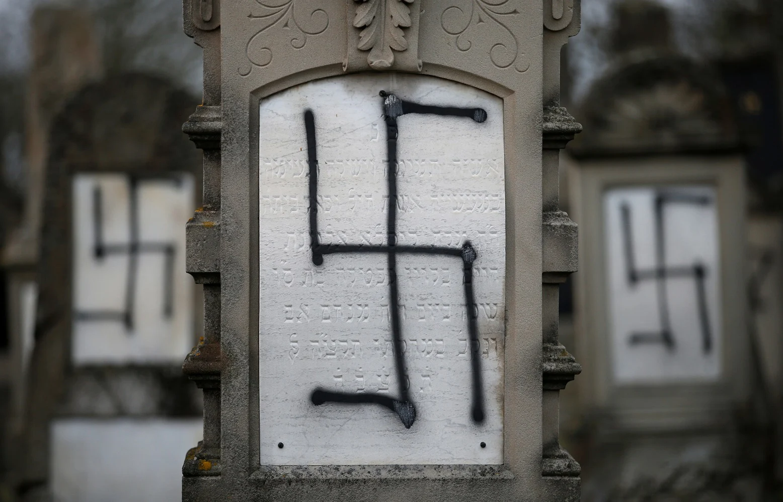 צלבי קרס רוססו על מצבות ואנדרטאות לזכר השואה בשטרסבורג (ארכיון)