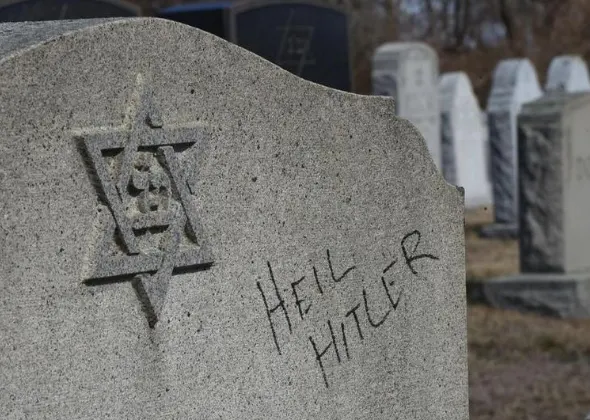 מצבות שהושחתו בבית קברות יהודי במסצ'וסטס