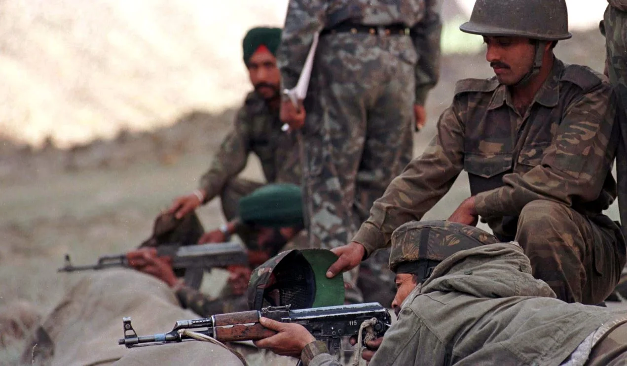 חיילים הודים במהלך פעולה בחבל קשמיר (1999)
