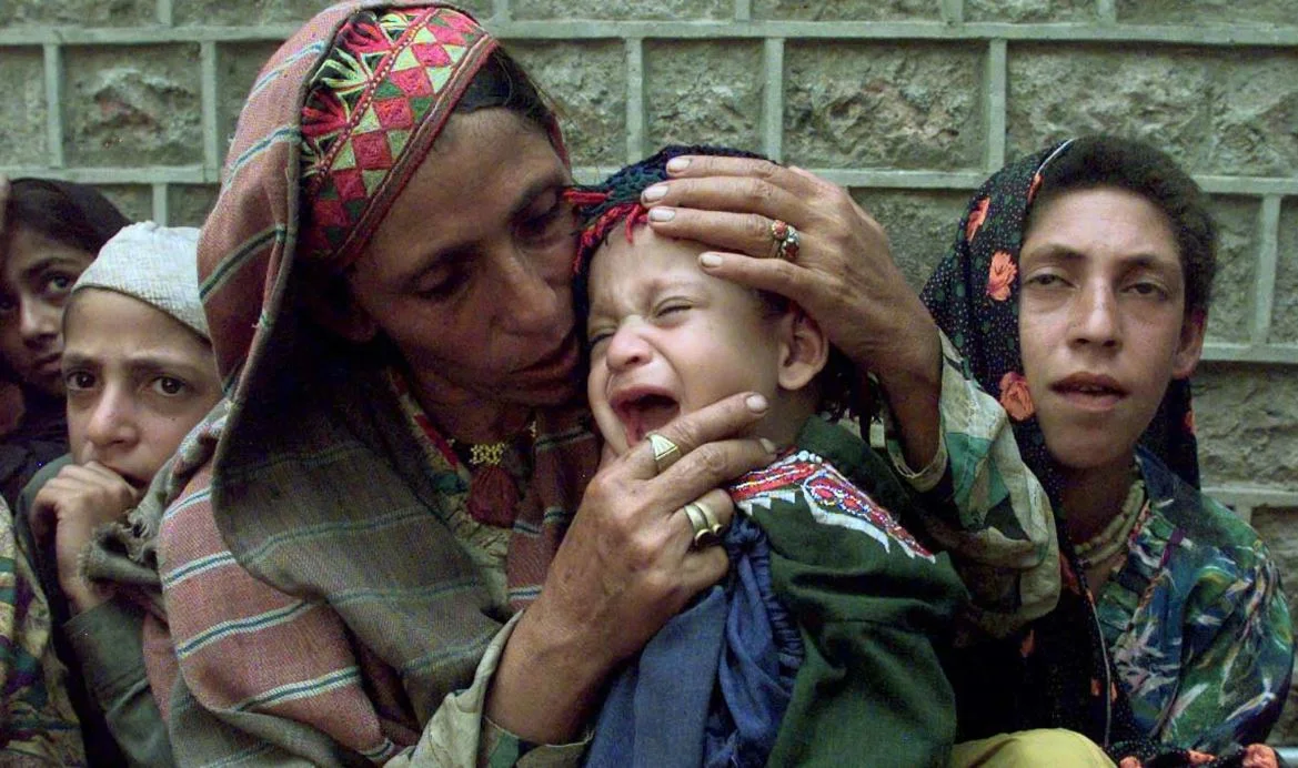 משפחה שאיבדה ארבעה מבני משפחתה בעקבות ההפצצות של הצבא ההודי (1998)