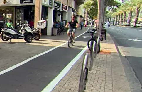 רוכב אופניים חשמליים בשביל ברחוב אבן גבירול בתל אביב