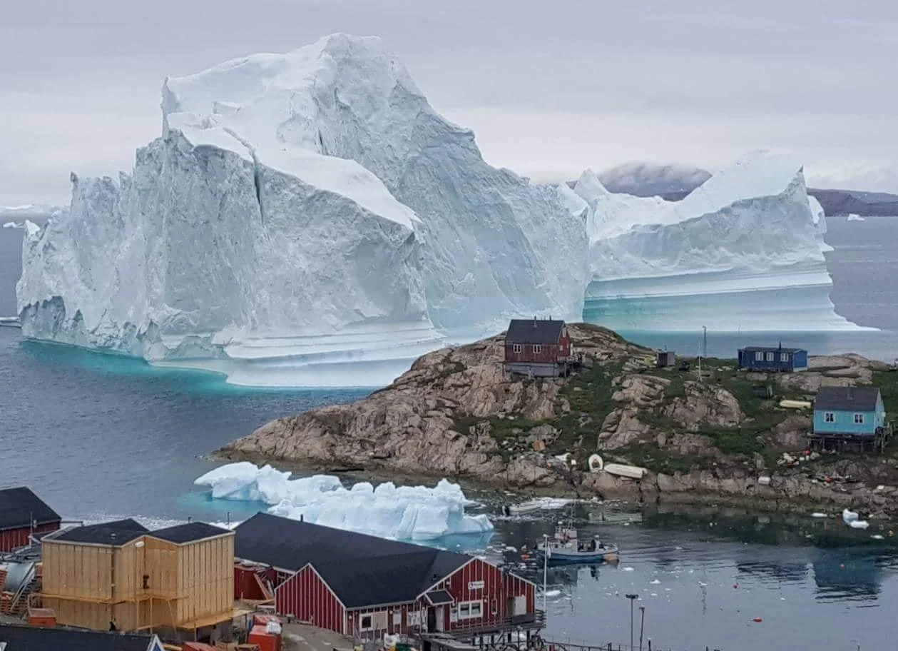 קרחון הקרוב לעיירה בגרינלנד