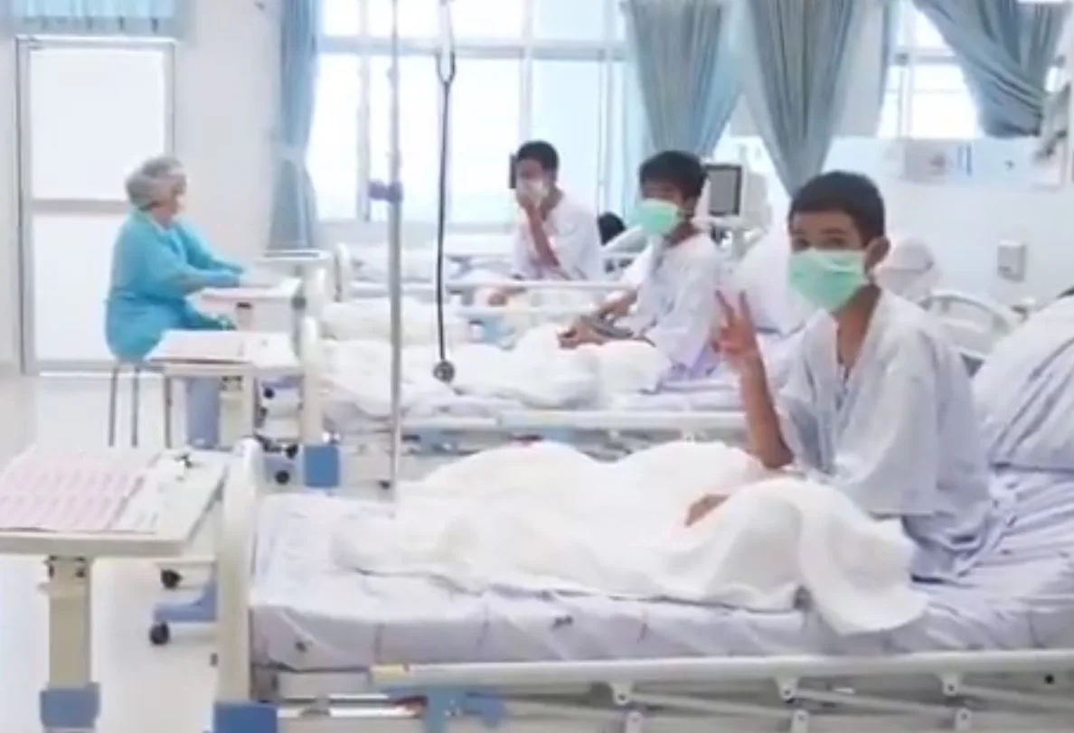 הילדים שחולצו מהמערה בתאילנד כפי שתועדו בבית החולים