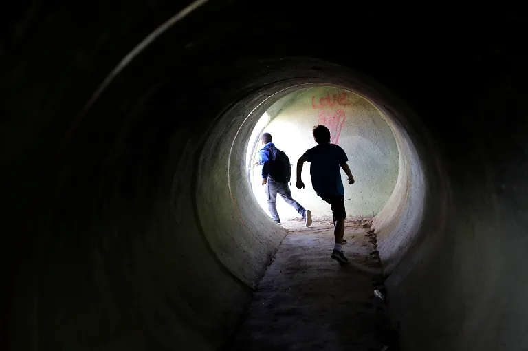 ילדים רצים לתוך בטונדה בשדרות