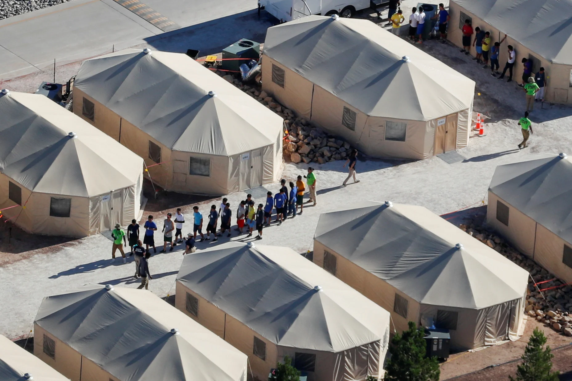 ילדים הולכים בטור במתקן מעצר בטקסס, על גבול מקסיקו