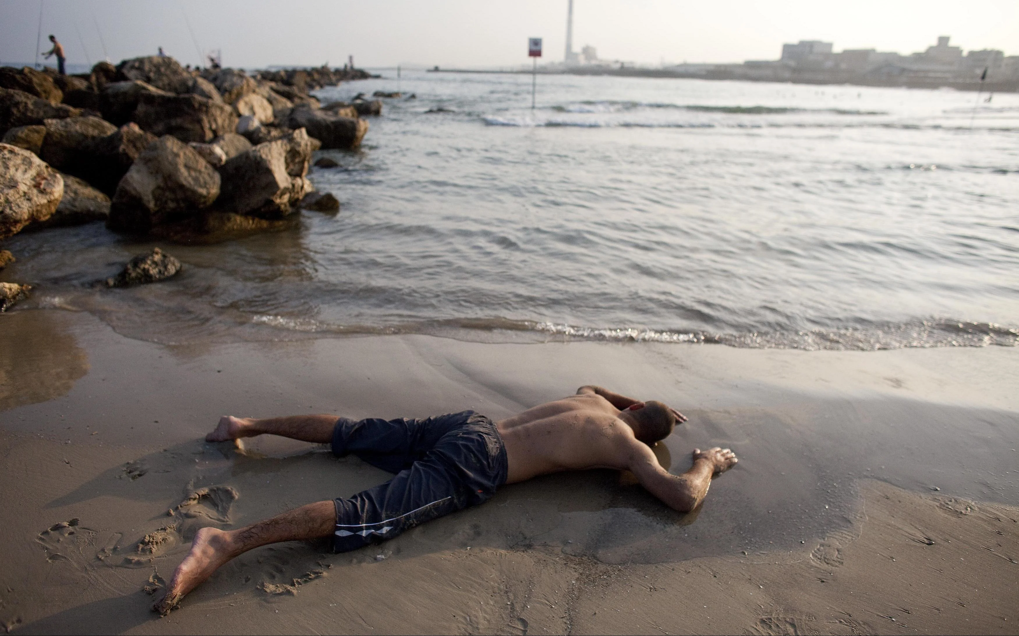 ישראלי על החוף בתל אביב במהלך גל חום קיצוני
