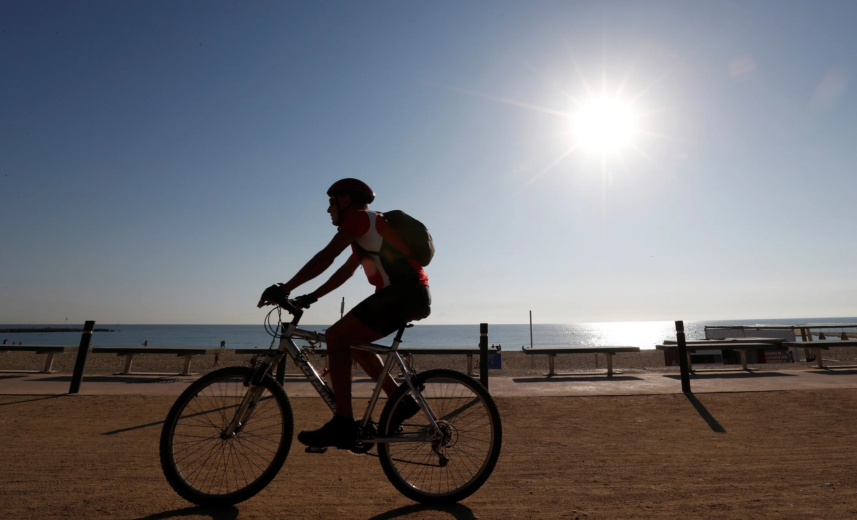 רוכב אופניים בשמש