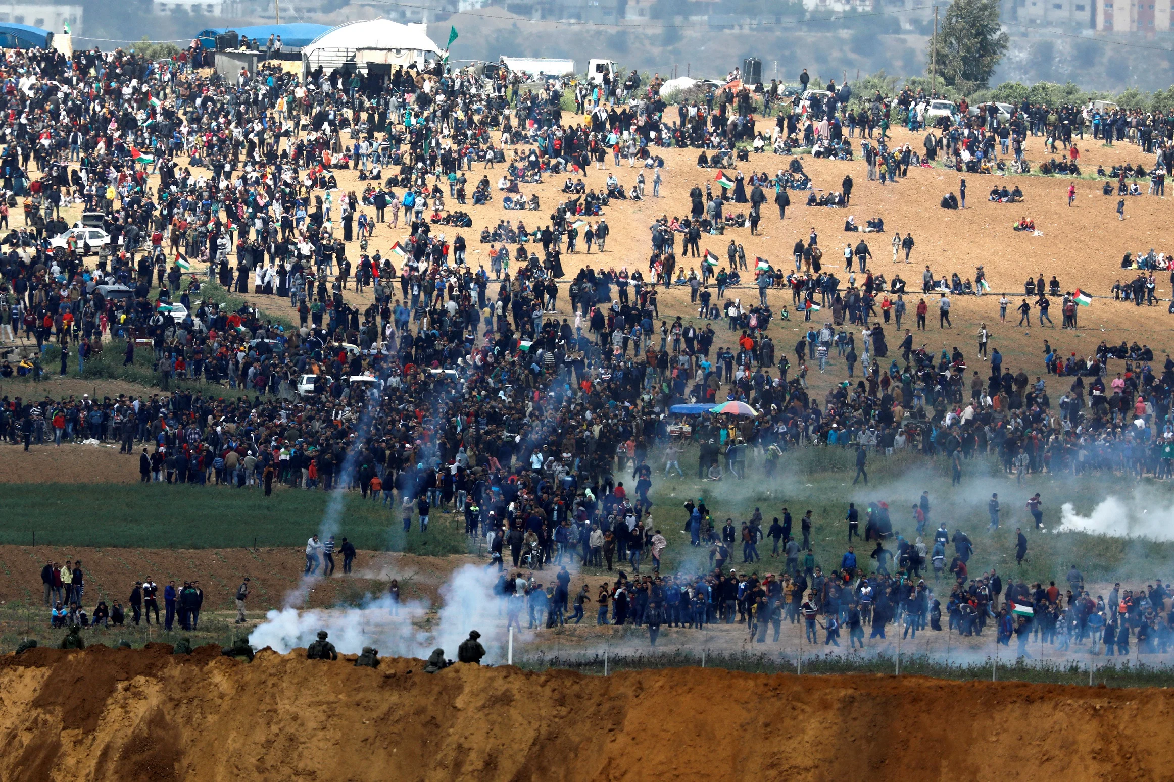 ירי גז מדמיע לעבר צעדת השיבה בגבול עזה