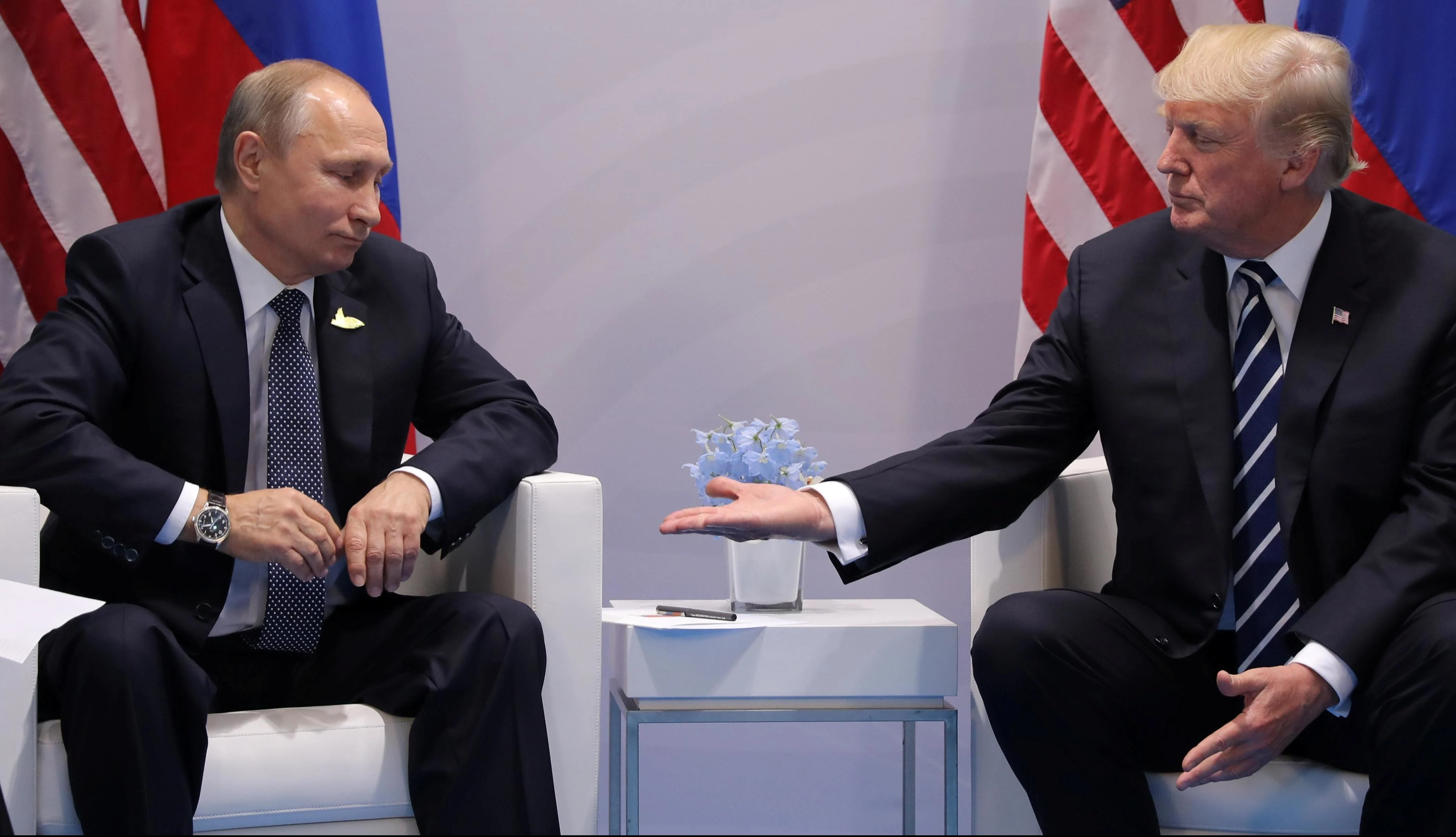 דונלד טראמפ נפגש עם ולדימיר פוטין