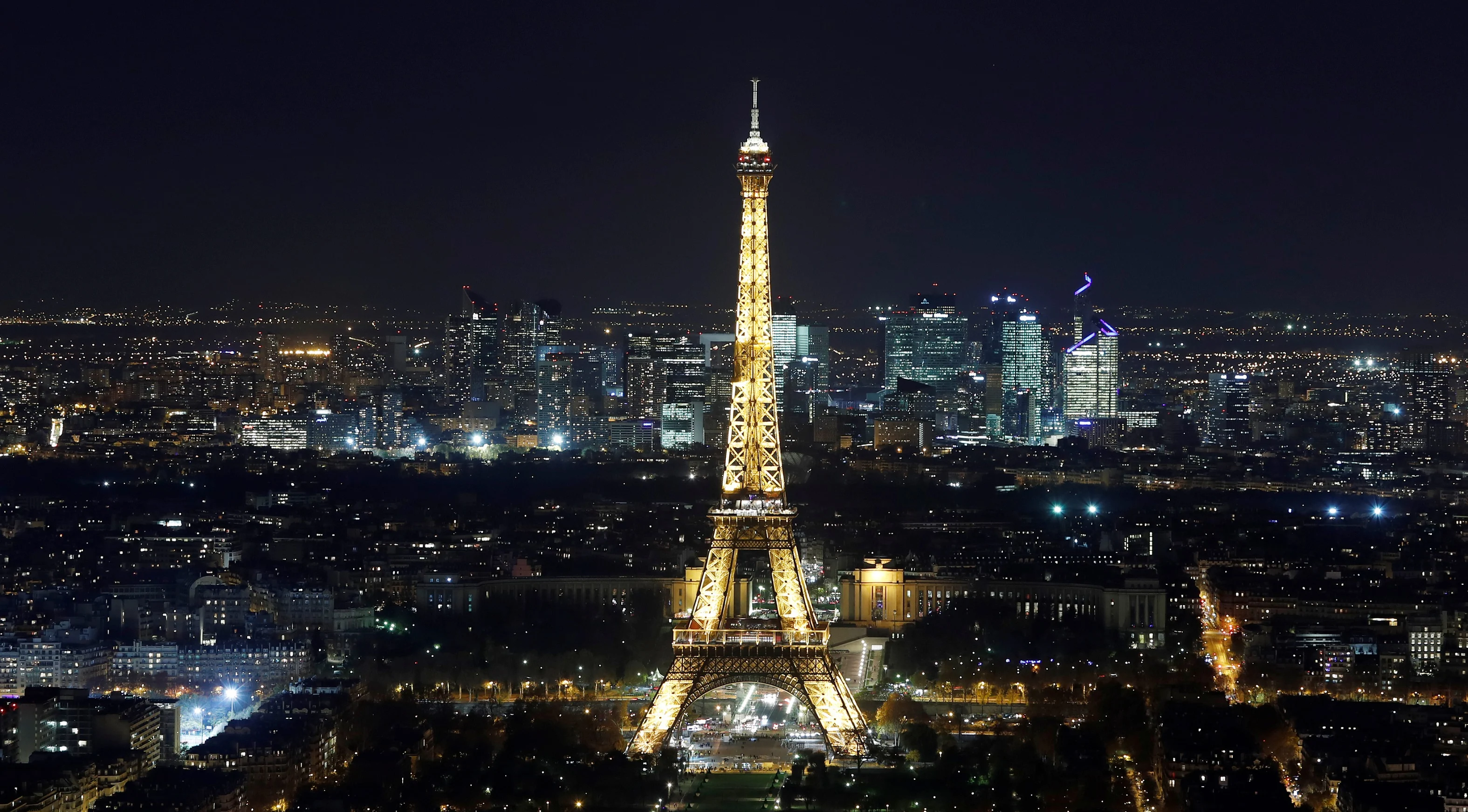 מגדל אייפל בפריז מואר בשעת לילה מאוחרת