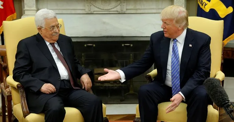 נשיא ארה"ב דונלד טראמפ ויו"ר הרשות הפלסטינית אבו מאזן בפגישתם בוושינגטון