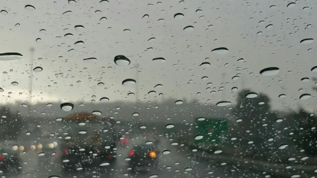 גשם על שמשת רכב