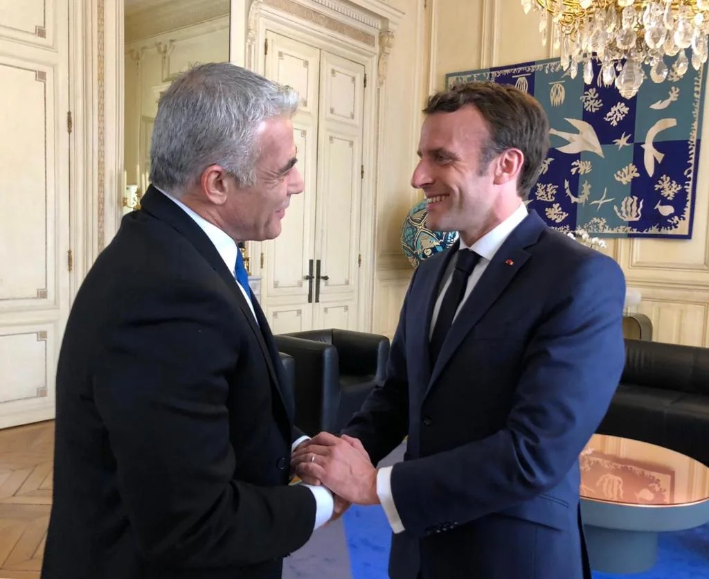 פגישתם של יאיר לפיד ונשיא צרפת עמנואל מקרון