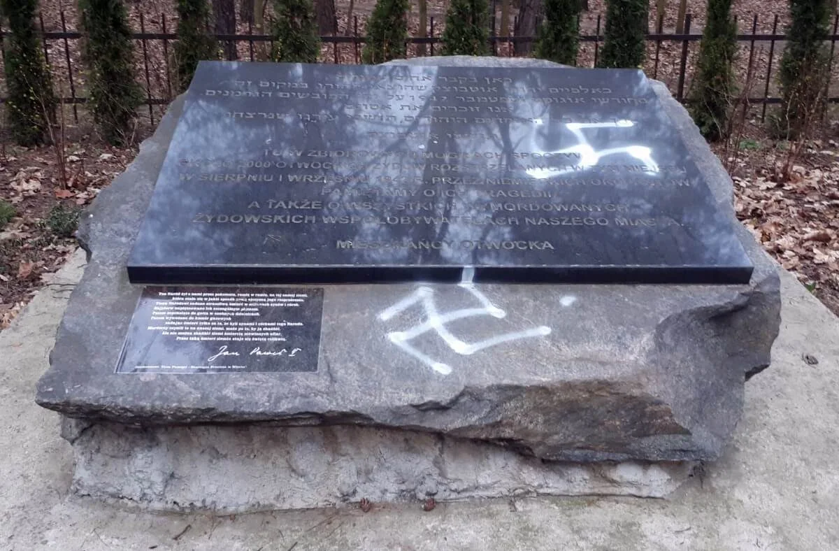 צלב קרב על אנדרטה לזכר יהודי צלב קרב באוטבוצק, פולין