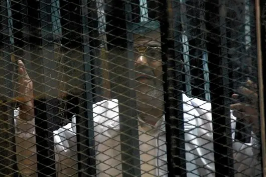 מוחמד מורסי בתא במשפט