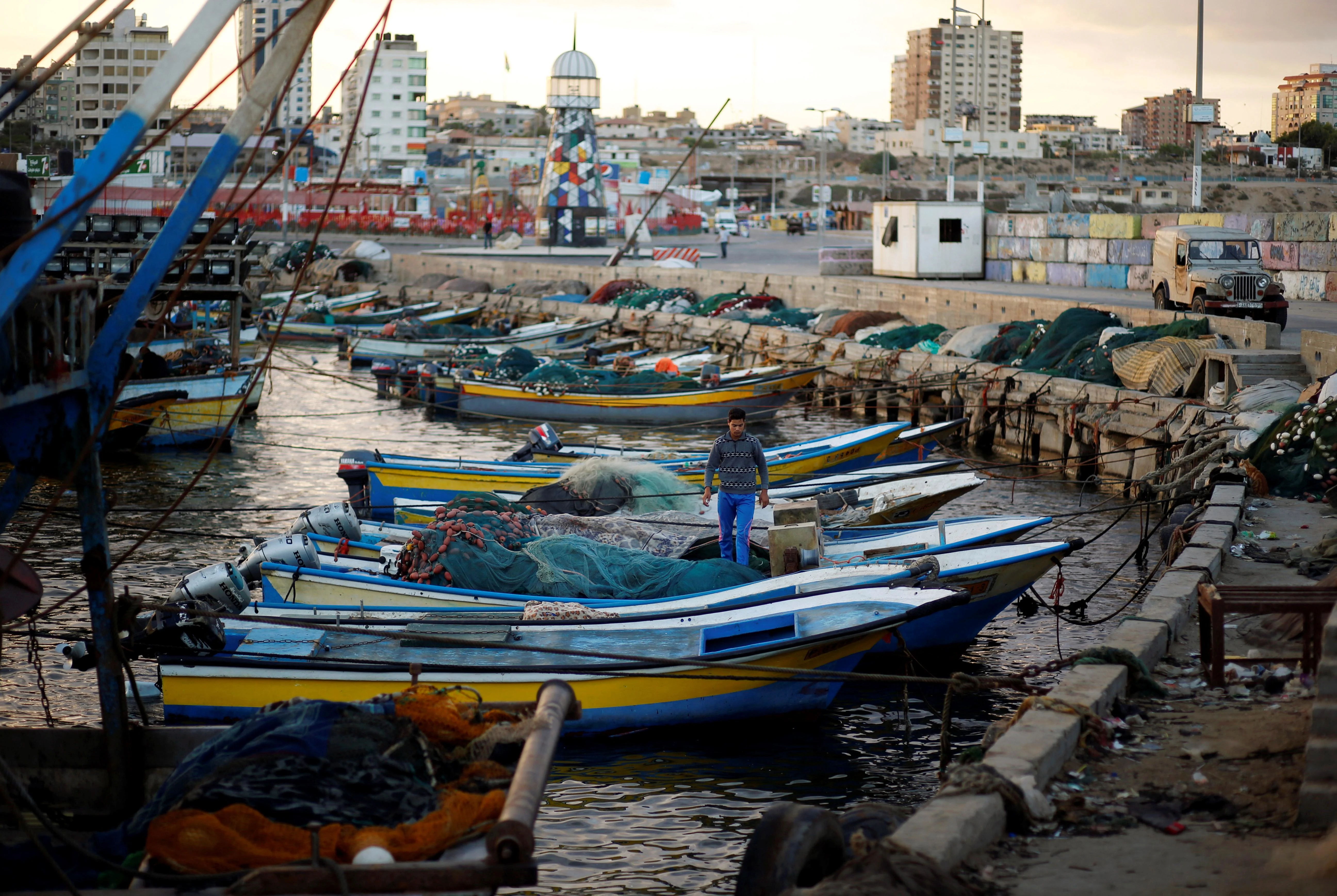 דייג פלסטיני בנמל בעזה