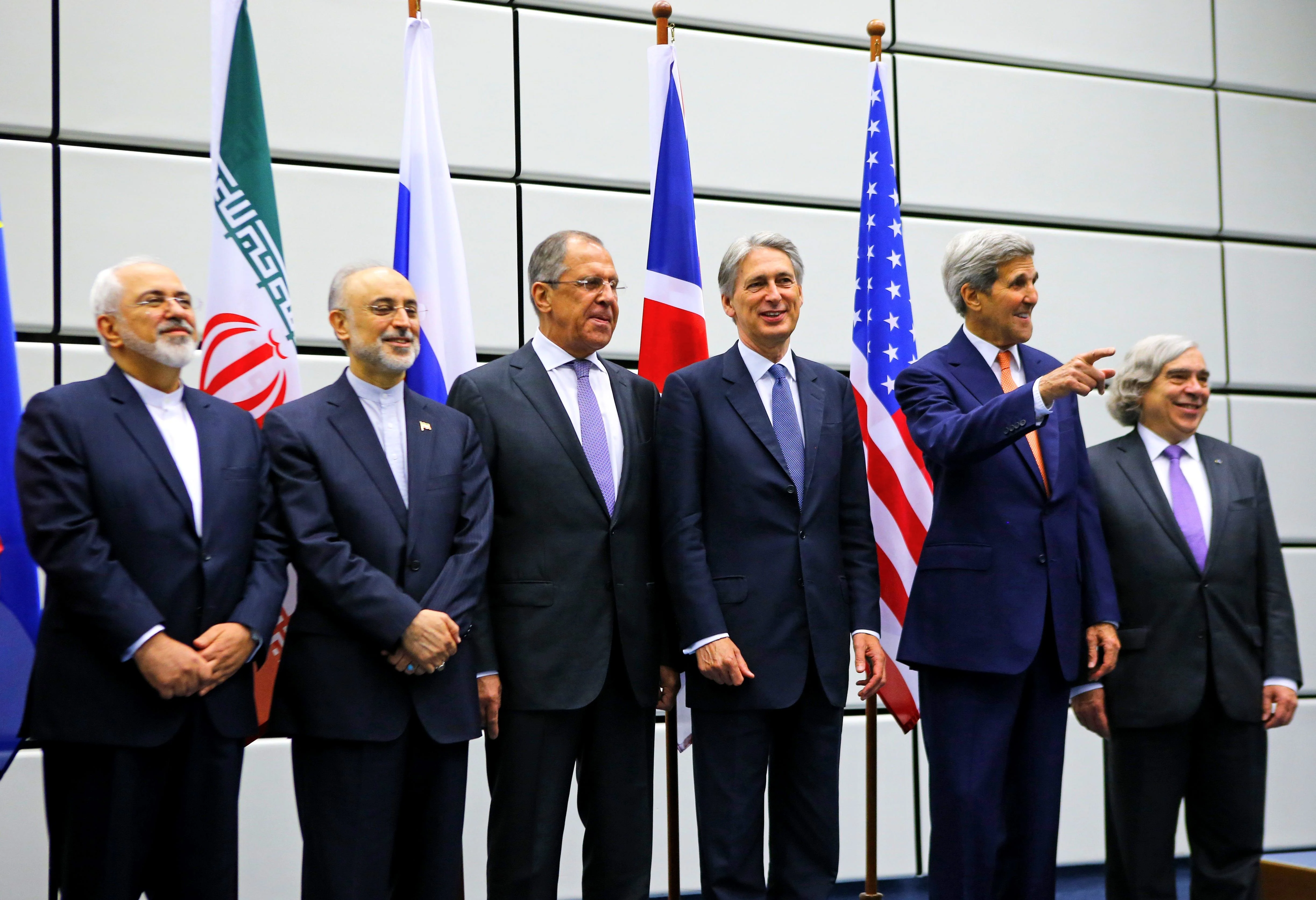 שרי החוץ של איראן והמעצמות בחתימת הסכם הגרעין ביולי 2015