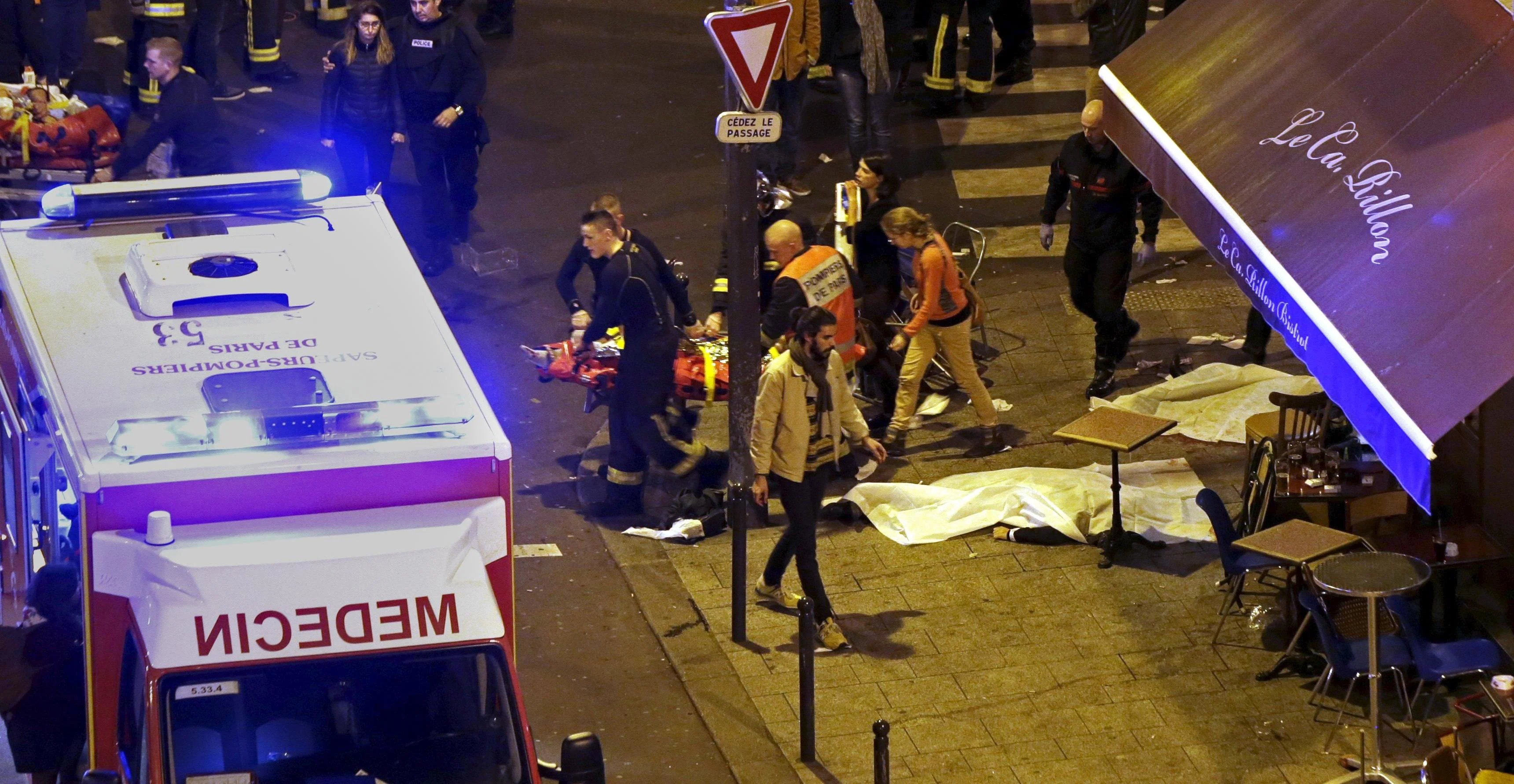 פינוי פצועים ממתקפת הטרור ליד תיאטרון הבטאקלאן בפריז