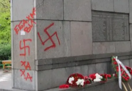 צלבי קרס על אנדרטה אנטי פשיסטית בבולגריה