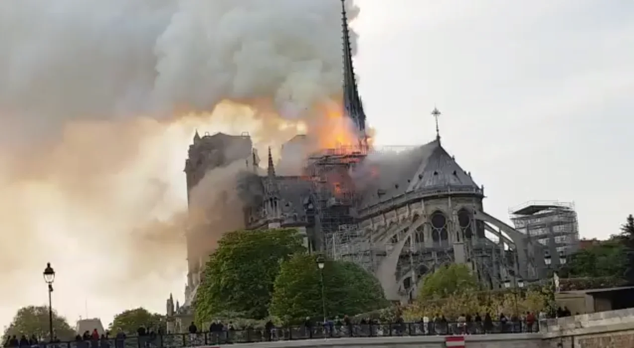 שריפה בקתדרלת נוטרדאם בפריז