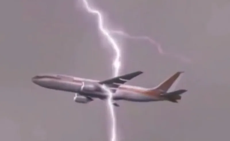 פגיעת ברק במטוס