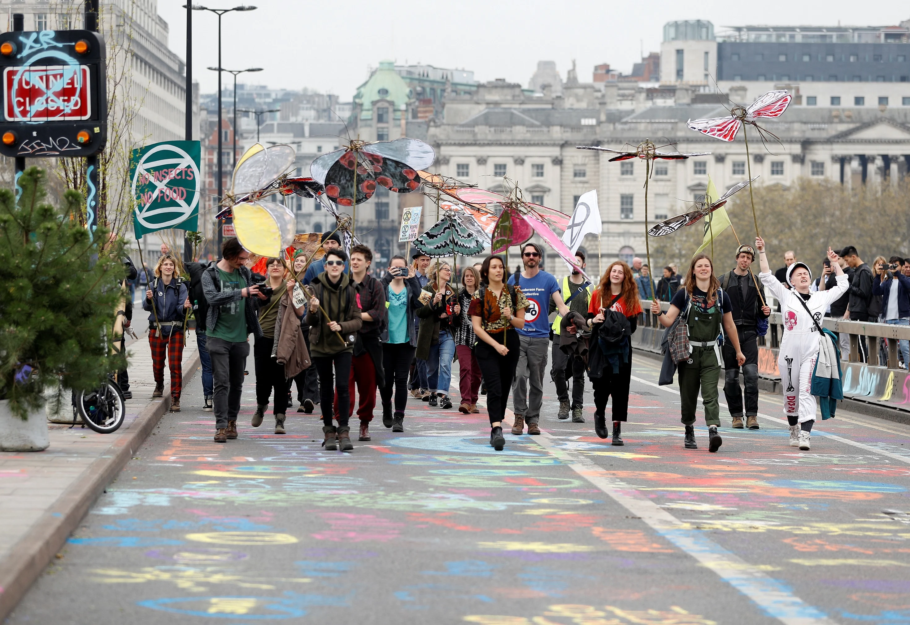 מפגינים צועדים למען איכות הסביבה בלונדון