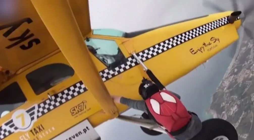 תיעוד של פעלולן בחליפת כנפיים מעביר בננה לטייס מטוס