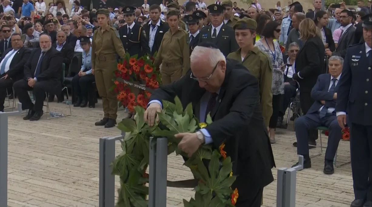 נשיא המדינה ראובן ריבלין מניח זר בטקס הנחת הזרים בהר הרצל