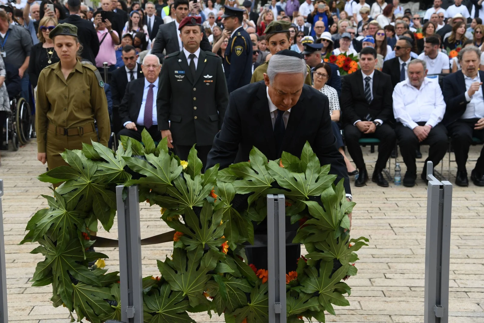 ראש הממשלה בנימין נתניהו מניח זר בטקס הנחת הזרים בהר הרצל