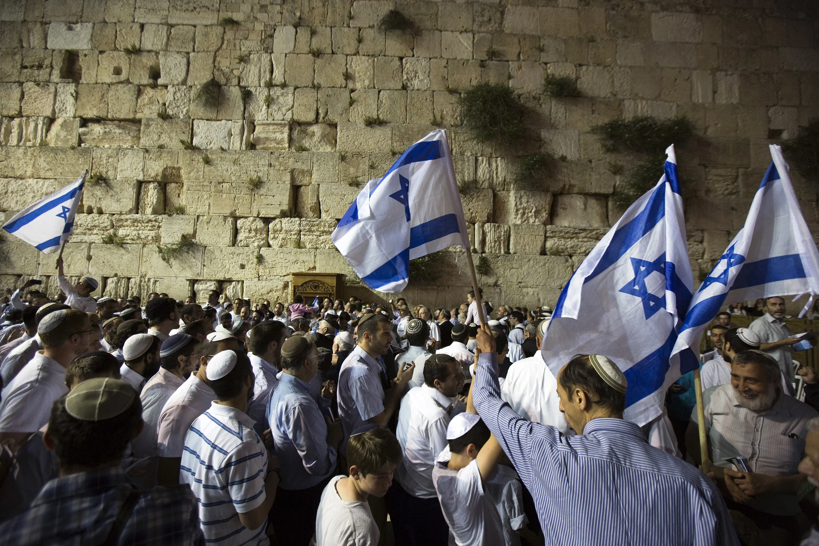 ישראלים מתפללים וחוגגים את יום העצמאות בכותל המערבי