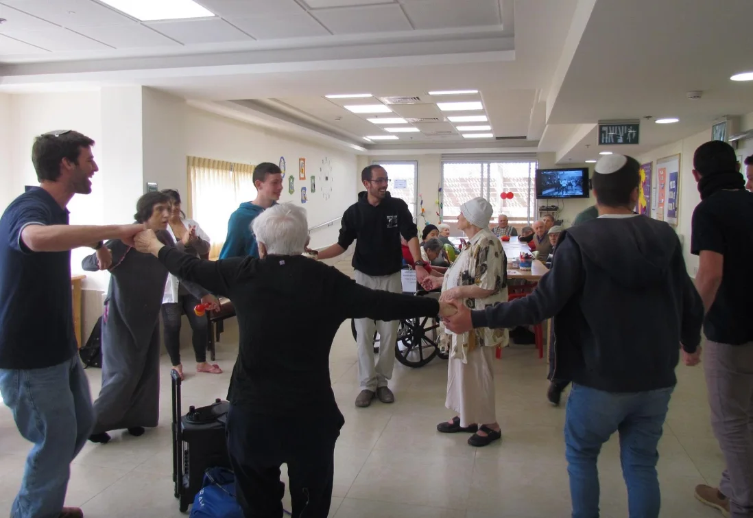 בני הנוער מהעמותה ''החברים של ג'וחא'' בפעילות התנדבותית עם קשישים