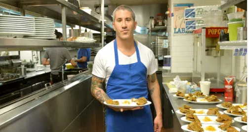 השף מייקל סולומונוב במטבח מסעדת זהב