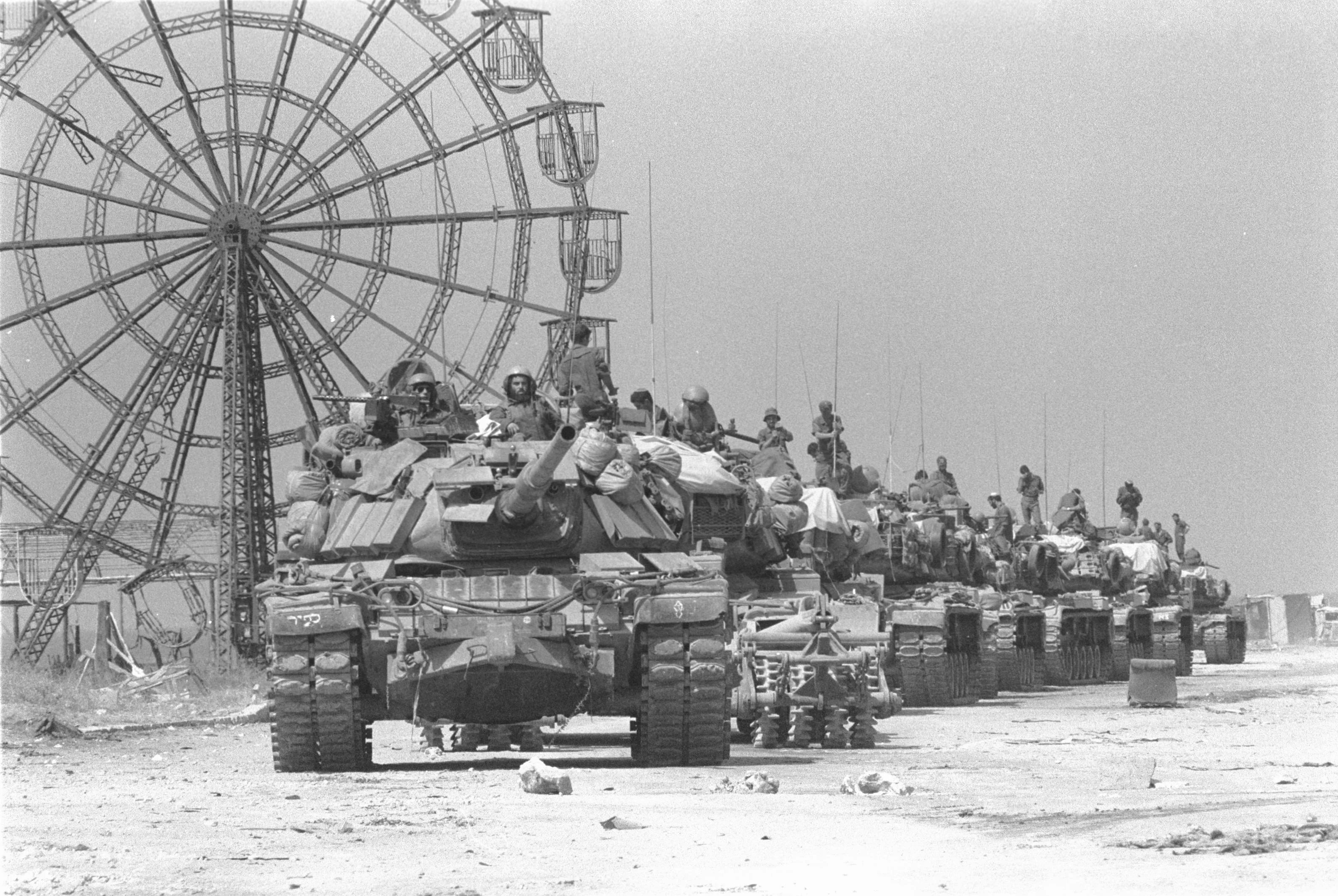 שיירת טנקים עוזבת את לבנון לאחר תום המלחמה