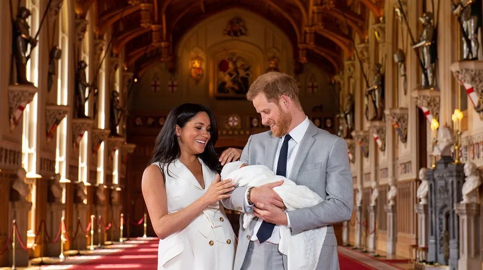 הנסיך הארי והדוכסית מייגן מציגים את התינוק