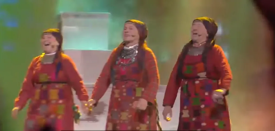 אירוויזון 2012 - נציגות רוסיה לבושות כבבושקות