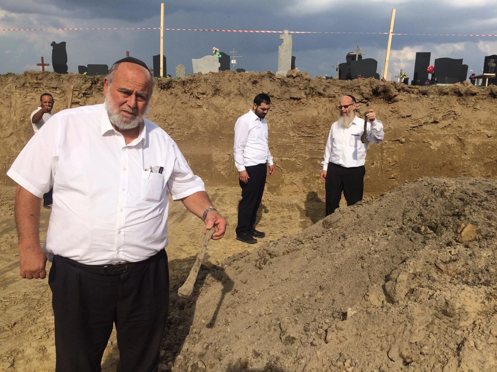 משלחת מתנדבי זק״א שנסעו להביא שרידי גופות מתקופת השואה