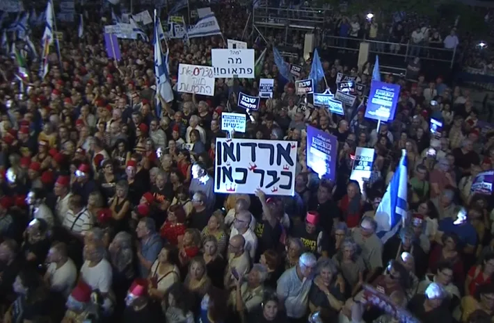 שלטי ''ארדואן כבר כאן'' במחאת האופוזיציה בתל אביב