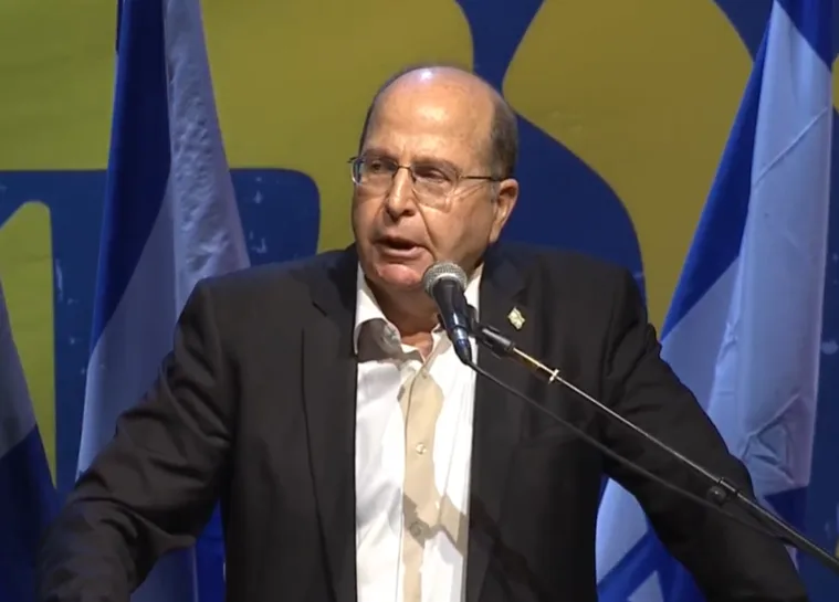 בוגי יעלון בנאומו במחאת האופוזיציה בתל אביב