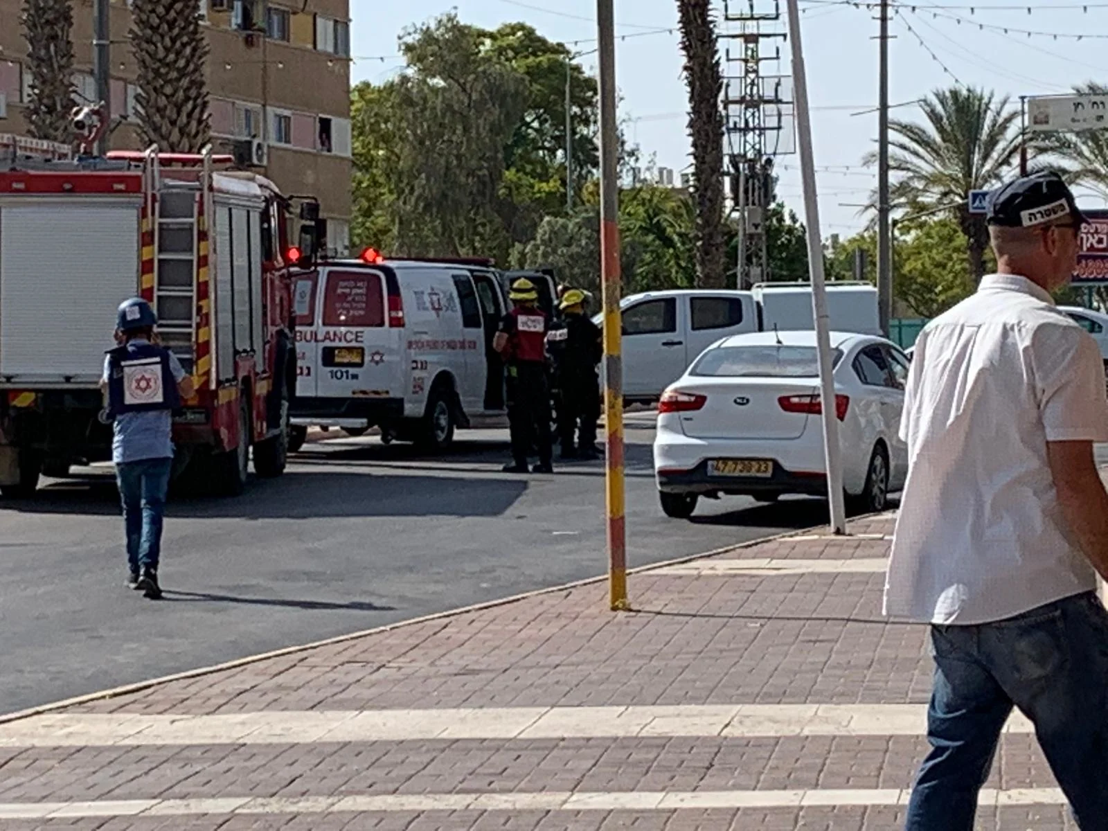 כוחות הצלה מחוץ לסניף הבנק מזרחי טפחות בערד