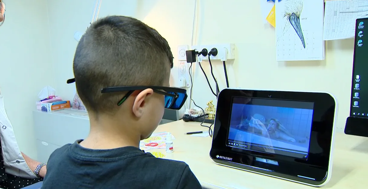 דניאל, משתמש בטכנולוגיה של צפייה בסרטים בתלת מימד על מנת לרפא עין עצלה אצל ילדים