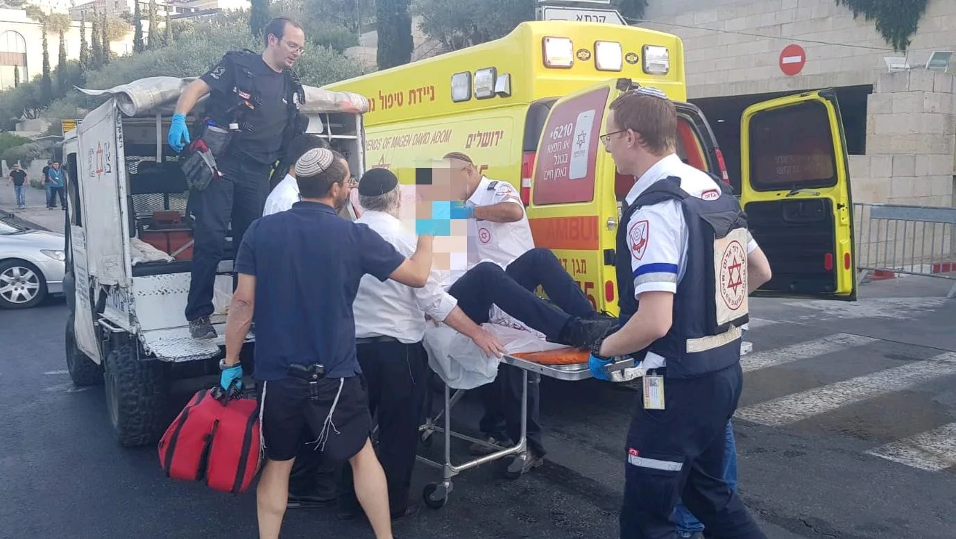 אחד הפצועים בפיגוע הדקירה בירושלים מפונה לקבלת טיפול רפואי